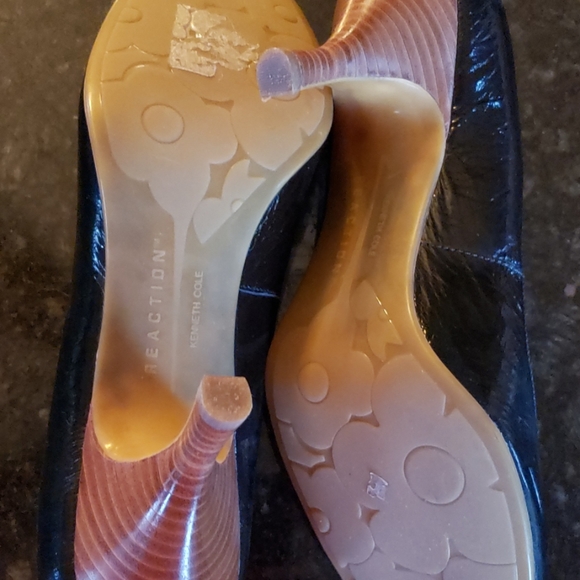 Like new black patent w 3.5 in stacked brown heel - Picture 5 of 8